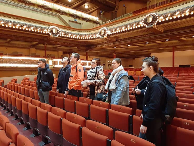 Photos d'élèves au théatre